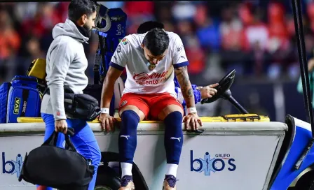 Chivas: Alexis Vega se lesionó la rodilla derecha y abandona el campo entre lágrimas