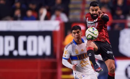 Jesús Ángulo muestra las heridas en sus piernas en el Tijuana vs Tigres