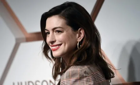 Anne Hathaway deslumbró con sensual baile en un antro de París