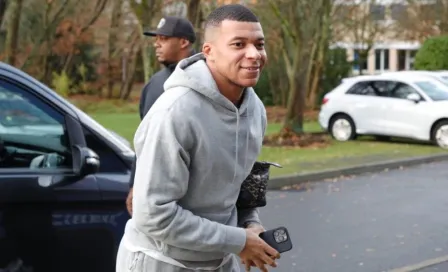 Kylian Mbappé fue captado viendo en su celular al Real Madrid durante evento del PSG