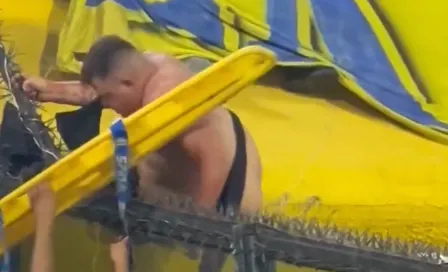 Video: Fan de Boca Juniors quedó atorado en alambre de púas de la Bombonera