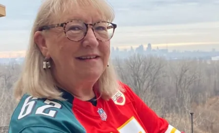 NFL: Aficionados piden que mamá de los hermanos Kelce lance el volado