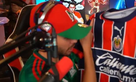 TheGrefg presumió jersey de las Chivas en transmisión de Twitch