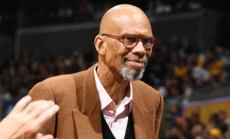  Kareem Abdul Jabbar recibe anillo de 580 diamantes por parte de los Lakers 