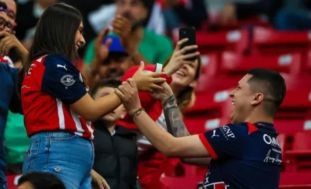 Chivas: Hombre le pide matrimonio a su esposa en el estadio