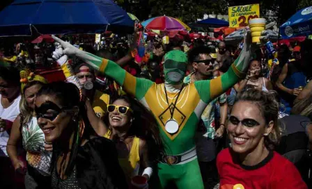 Carnaval de Brasil vuelve al ritmo de samba tras la pandemia 