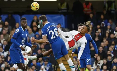 César Azpilicueta fue hospitalizado tras patada en el rostro en la derrota ante el Southampton