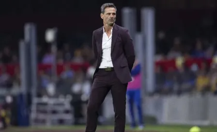 Diego Cocca, técnico de México, captado a 'medio dormir' durante el Puebla vs Cruz Azul