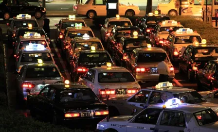 Taxista amenaza con piedra en la mano a conductora de carro por aplicación