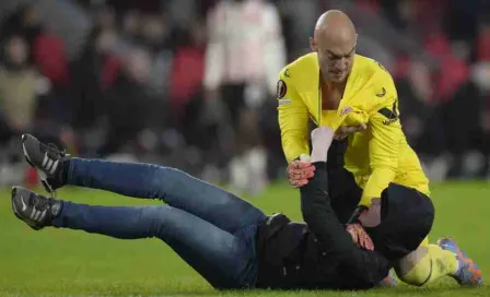 Marko Dmitrovic sometió a un aficionado que lo atacó en el PSV vs Sevilla