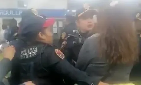 Taquillera del Metro de la Ciudad de México agredió a menor discapacitado; policías la detienen