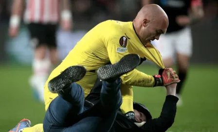 Marko Dmitrovic: La UEFA investiga ataque de fan al portero serbio, durante el PSV vs Sevilla