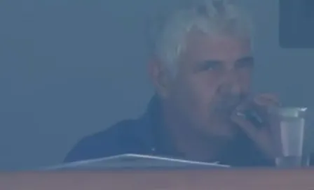 Tuca Ferretti, captado fumando un cigarro mientras dirigía al Cruz Azul en el Estadio Azteca