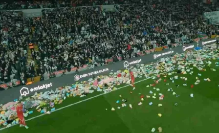 Aficionados de Besiktas arrojan peluches para niños afectados por terremoto en Turquía