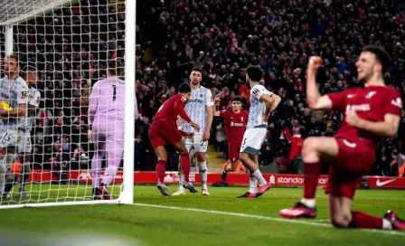 Raúl Jiménez fue titular en la derrota de los Wolves ante Liverpool