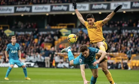 Raúl Jiménez participó en la victoria del Wolves ante el Tottenham Hotspur