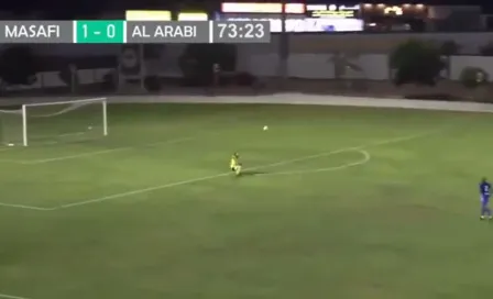 Defensa regresa el balón a equipo en acto 'fair play', portero se resbala y entra el gol | VIDEO