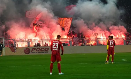 Bundesliga: Bengalas en el RB Leipzig ante el Borussia Dortmund dejaron dos heridos