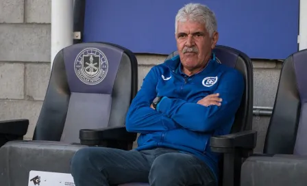 Tuca Ferretti salva castigo por fumar en el Azteca, pero Cofepris señala que si reincide habrá castigo