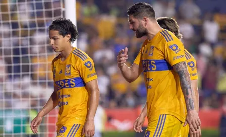 Diego Lainez se hartó de los reclamos de Gignac y le respondió en el partido ante América