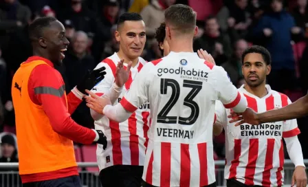 Erick Gutiérrez ingresó de cambio en goleada del PSV que acecha la cima de Eredivisie