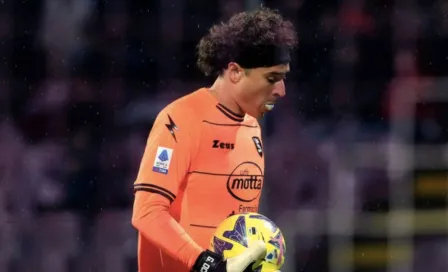 Memo Ochoa regaló jersey a fans tras juego ante Milan