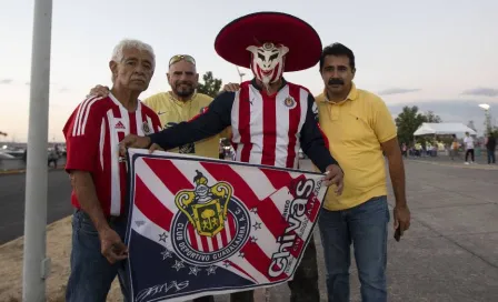 Afición de América y Chivas hacen retas de baile previo al Clásico Nacional