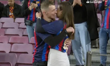 Pareja se comprometió en el Spotify Camp Nou durante El Clásico