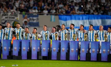 Dibu Martínez y otros jugadores de Argentina recrearon polémico festejo de Qatar 2022