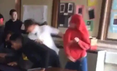 VIDEO: Alumno 'heroicamente' defiende a su maestra que fue agredida por otro estudiante