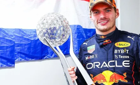 Max Verstappen le enseña al mundo dónde exhibe su trofeo de Campeón de F1