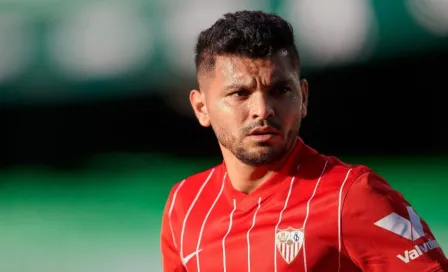 Tecatito Corona regresó a entrenamiento con Sevilla tras viaje de emergencia a México