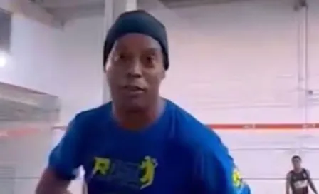 VIDEO: Ronaldinho se luce a sus 43 años en juego de fut-voley