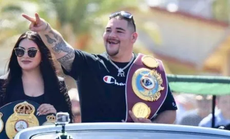 Julie Lemus, esposa de Andy Ruiz, lo corre de su casa por infidelidad y tira su ropa a la basura