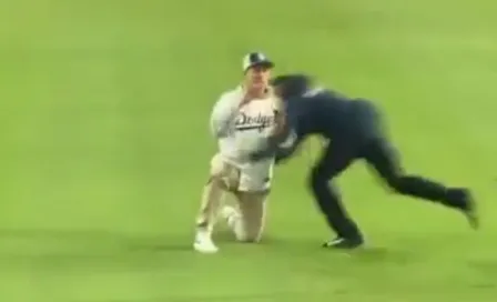 MLB: Aficionado de los Dodgers invadió la cancha para pedir matrimonio; seguridad lo abatió