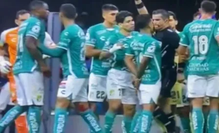 Árbitro Fernando Hernández da rodillazo al jugador de León Lucas Romero