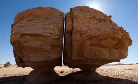 ¿Qué es la roca de Al Naslaa en Arabia Saudita y por qué es tan peculiar?