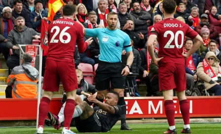 ¡Aplicó un Fernando Hernández! Silbante de la Premier golpeó a jugador del Liverpool