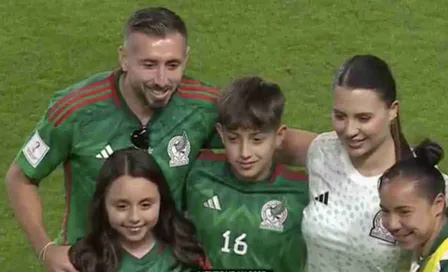 Héctor Herrera le pide foto a Charlyn Corrral tras triunfo del Tricolor Femenil