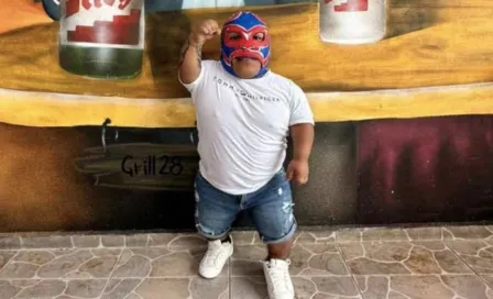 Microman aplaude a Medio Metro Bueno por subirse a un ring de lucha libre