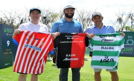 Alejandro Irarragorri regala jerseys de Santos y Atlas al golfista Jon Rahm