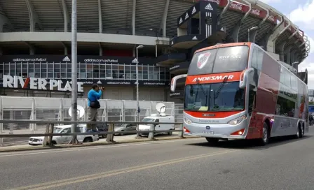 ¡Insólito! Camión de River Plate choca rumbo al estadio en Tucumán