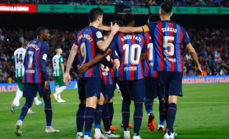 Barcelona golea al Betis de Guardado y reanuda su marcha al título