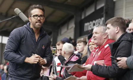 Wrexham: Ryan Reynolds regaló prendas de Deadpool a sus jugadores