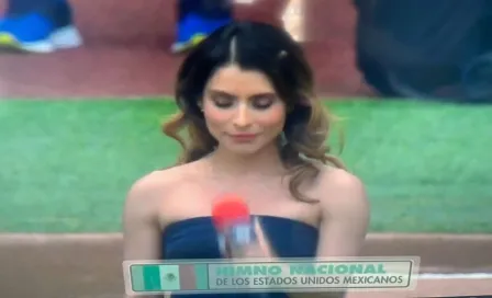 María León entona mal el Himno Nacional y recibe silbatina en el Mexico City Series