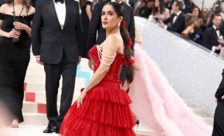 Met Gala 2023: Salma Hayek y Pedro Pascal roban miradas con atuendos rojos