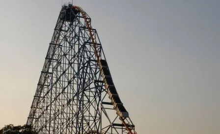 Six Flags: Juego mecánico se quedó varado con personas en su interior