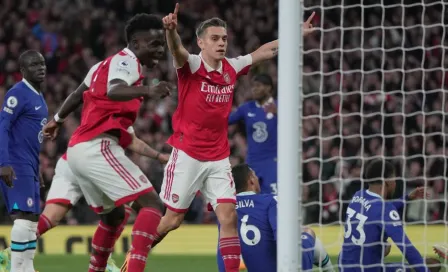 Arsenal vence al Chelsea y se aferra a la Premier League