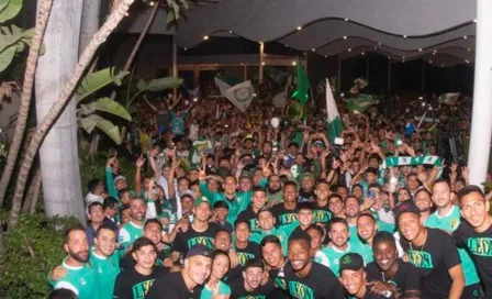 Afición del León lleva serenata al hotel de su equipo previo a la Semifinal ante Tigres