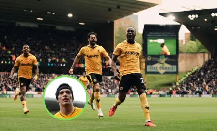 Mientras Raúl Jiménez veía la coronación del Rey en casa, Wolverhampton ganó al Aston Villa